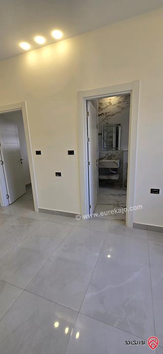 شقة مميزة طابق أرضي دوبلكس مساحة 287م داخلي و 240م خارجي للبيع في عمان - الجندويل