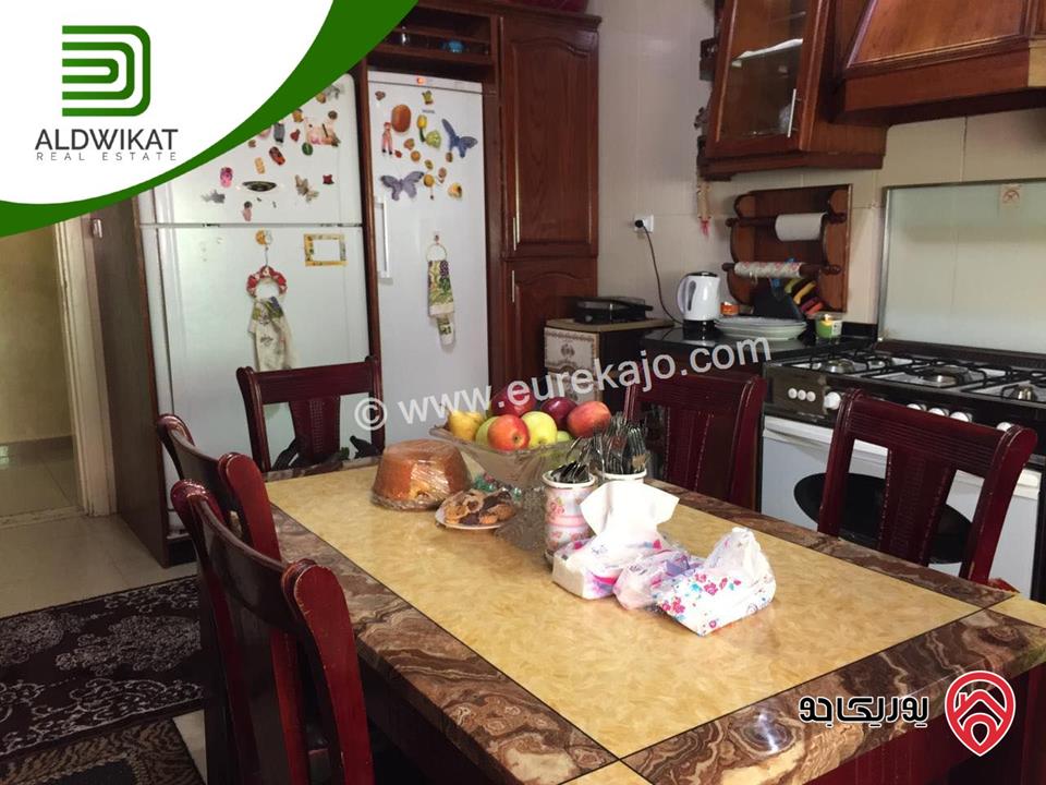شقة شبة ارضية للبيع في عمان - المدينة الرياضية مساحة البناء 244 م مساحة الترس 30 م