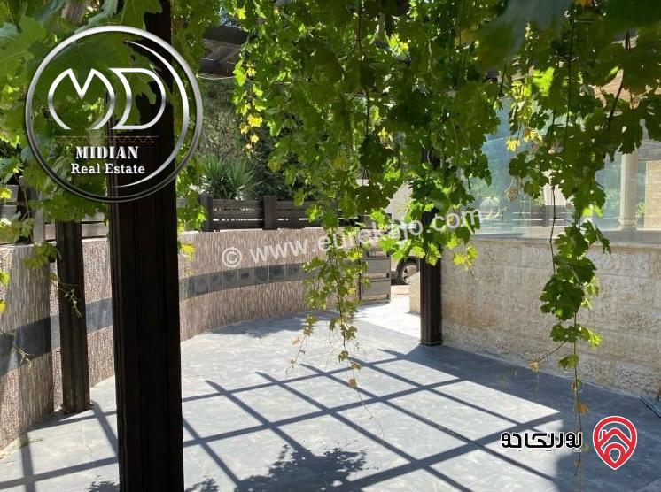 شقة ارضية مساحة 215م مع ترس و حديقة 100م للبيع في عمان - دير غبار تشطيبات وديكورات فاخرة