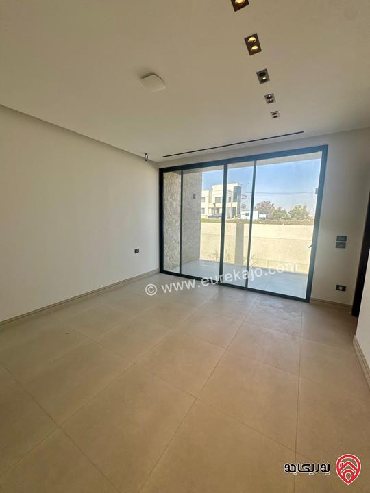 فيلا عدد 2 متلاصقتان مساحة البناء 885م على أرض 500م لكل فيلا للبيع في عمان - رجم عميش بإطلالة جميلة