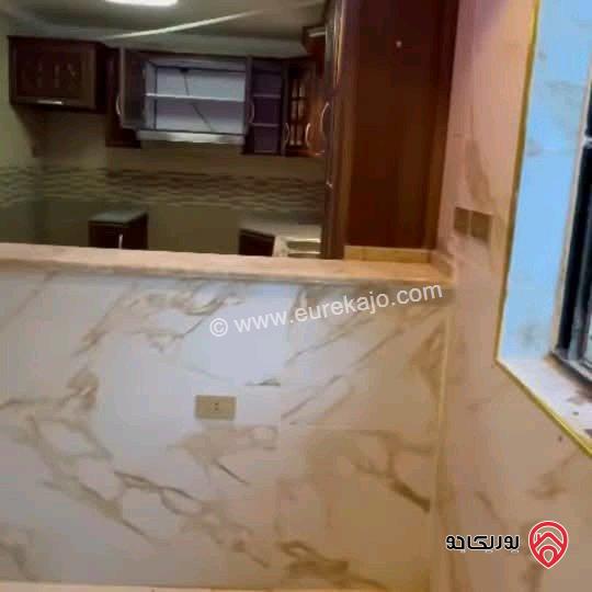 شقة ارضية مساحة 100م مع حديقة 150م وباربكيو وشلال فارغة للايجار في عمان - البنيات