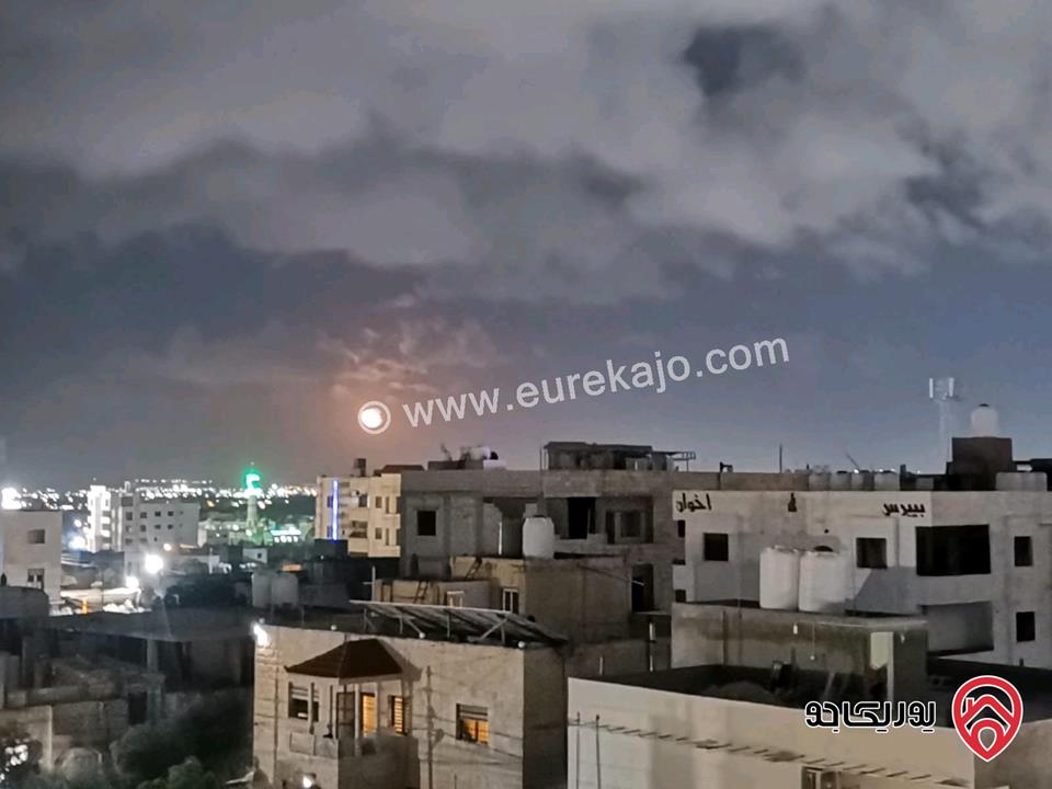 شقة دوبلكس طابق ثالث فخمة اطلالة رائعة قرب الخدمات مساحة 200م للبيع مع الاثاث في اربد حديقة طارق 