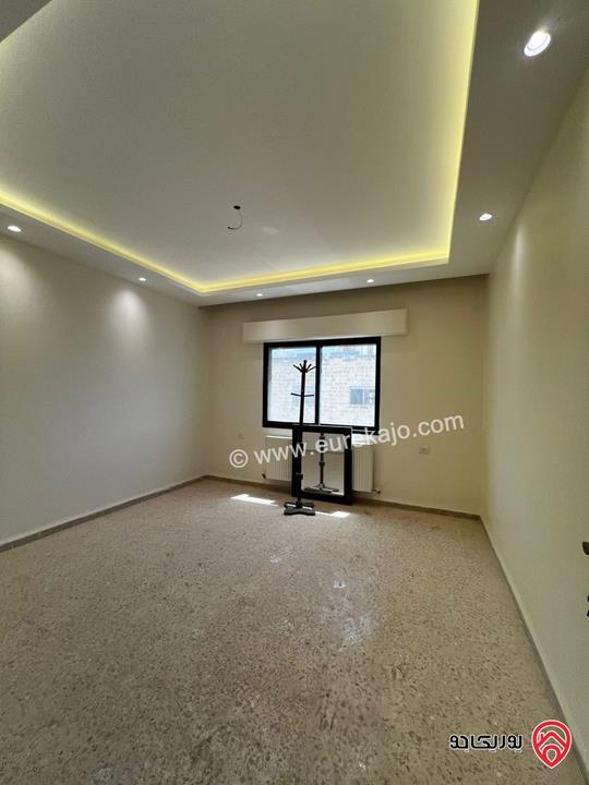 شقة سوبر ديلوكس مجددة مساحة 184م طابق ثالث للبيع في عمان - خلدا