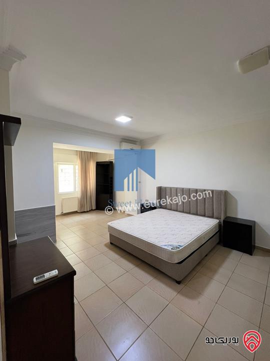 شقة أرضية مفروشة 200م مع حديقة وترسات 150م للبيع في جبل عمان 