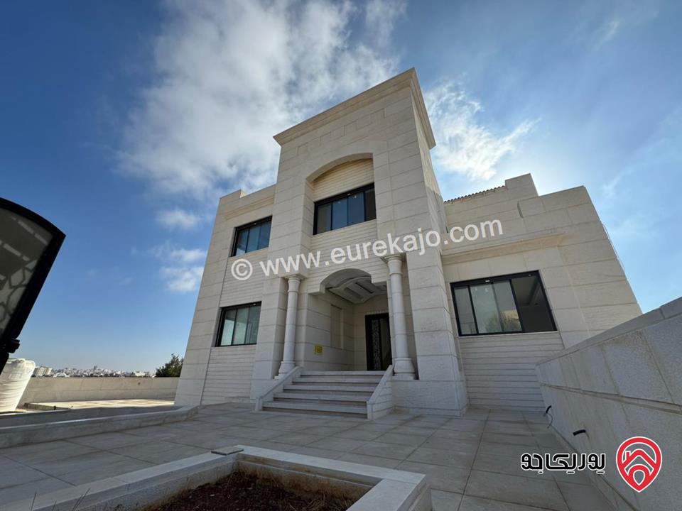 فيلا فاخرة مساحة 678م على أرض 639م مع اطلالة خلابة للبيع في بلعاس / ناعور