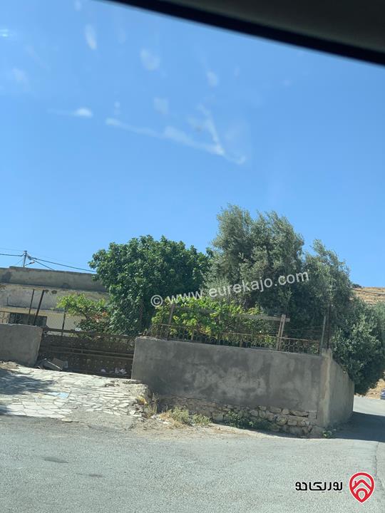 ارض مساحة 713م عليها بيت قديم 135م للبيع في الزرقاء - ام رمانه