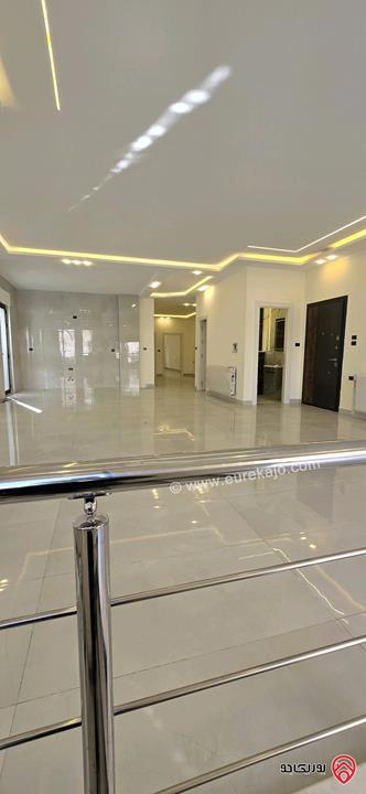 شقة مميزة طابق أرضي دوبلكس مساحة 287م داخلي و 240م خارجي للبيع في عمان - الجندويل