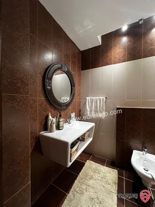 شقة ارضية مفروشة مساحة 250م داخلي وخارجي 90م للإيجار السنوي في عمان - دير غبار 