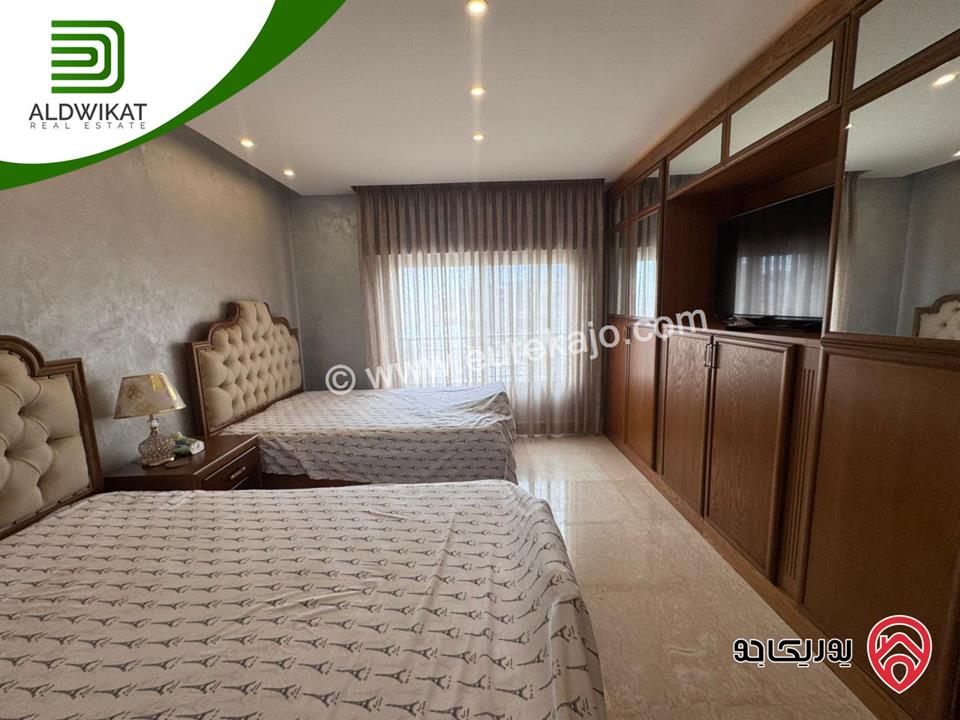 شقة للبيع في عمان - عبدون طابق اخير مع روف مساحة البناء 300م ومساحة الترس 50م موقع مميز