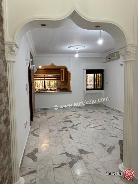 شقة سكنية طابق اول مساحة 242م للبيع في عمان - أم أذينة