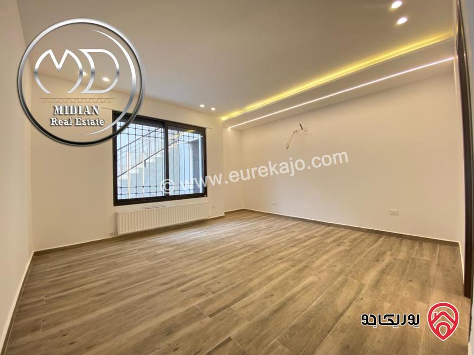 شقة شبه ارضي جديدة للبيع في عمان - الجندويل مساحة 180م مع ترس و حديقة 100م تشطيبات و ديكورات فاخرة بسعر مميز جداً