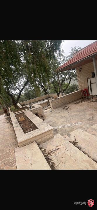 مزرعة مساحة الأرض 10 دونم والبناء 500م للبيع في عمان - منطقة وادي السير البصة ام الخنازير 