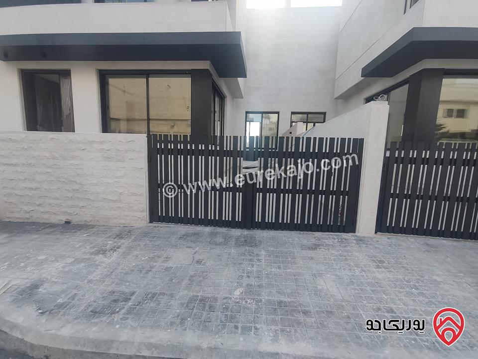 فلل متلاصقة مساحة الارض 250م مساحة البناء 500م للبيع في عمان - عبدون 