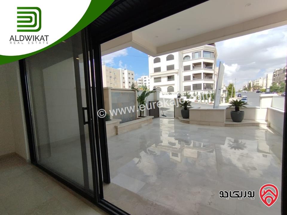 شقة  طابق ارضي مساحة البناء 370م ومساحة الترس 150م للبيع في عمان - دير غبار