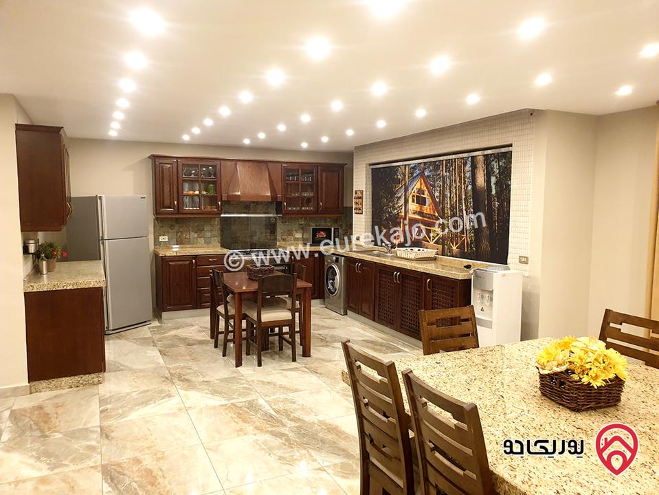 شقة طابقية فخمة مساحة 420م داخلي و 300م خارجي مع مسبح للايجار المفروش في عمان - أم السماق