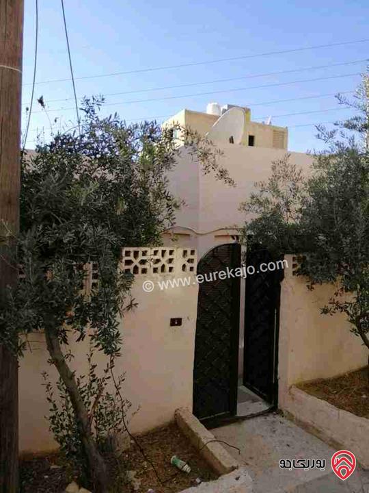 منزل مساحة الناء 100م ومساحة الارض 155م مفروز وقوشان مستقل ومرخص عمر البناء 15 سنة للبيع في عمان - المستندة