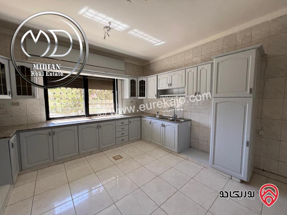 شقة ارضية فارغة للايجار في عمان - خلدا مساحة 220م مع ترس و حديقة 150م تشطيبات و ديكورات سوبر ديلوكس. 