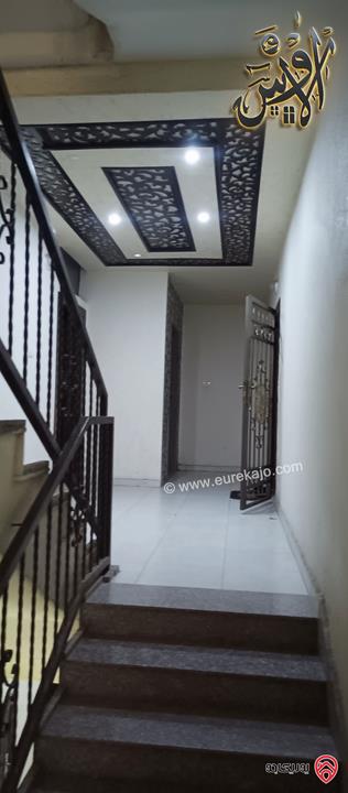 شقة طابق أول فني مساحة 150م للبيـع في الزرقاء - جبل طارق