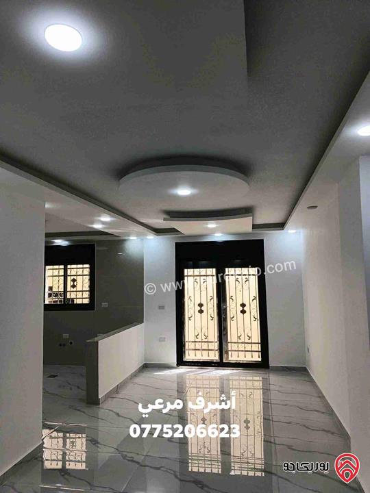 شقة شبه ارضي مساحة 115م بسعر مغري للبيع في الزرقاء الجديدة