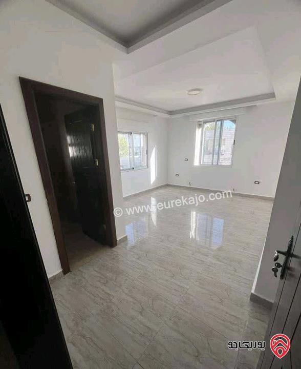 شقة مساحة 230م طابق ثالث للإيجار فارغة في عمان - خلدا