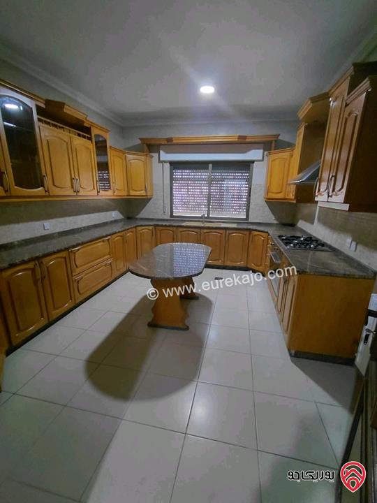 شقة فارغة طابق ثالث مساحة 250م للايجار في عمان - ام السماق 