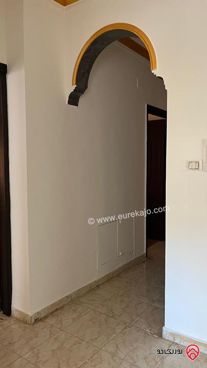 شقة طابق أول مساحة 100م للبيع في عمان - الجبيهة بالقرب من البوابة الشمالية للجامعة الأردنية