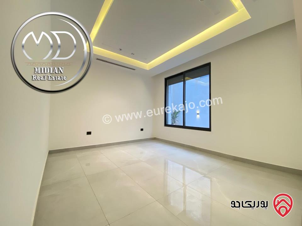 شقة شبه ارضي جديدة للبيع في عمان - جبل عمان مساحة 240م مع ترس و حديقة 200م تشطيبات ديكورات عصرية فاخرة بسعر مميز