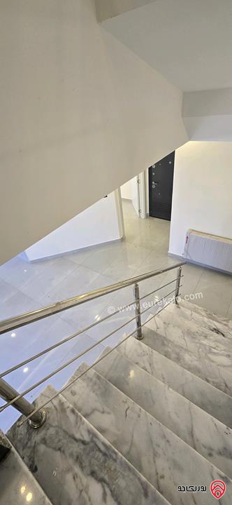 شقة طابق اخير مع روف مساحة 194م للبيع في عمان - الجندويل 