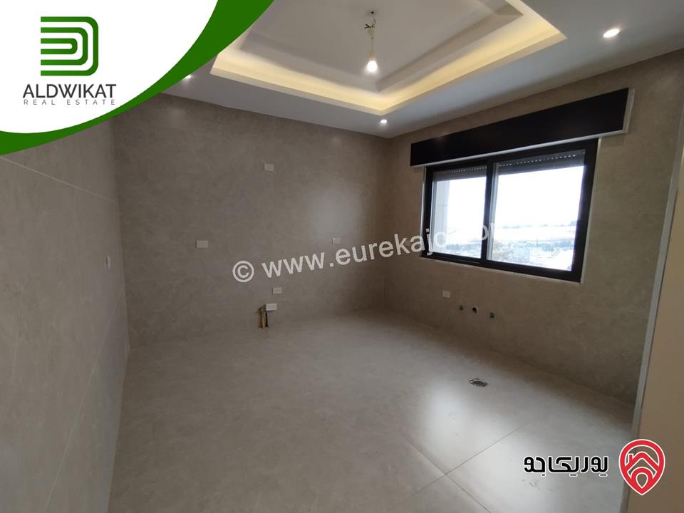 شقة للبيع في عمان - ام السماق/ قرب مكة مول طابق اخير مع رووف مساحة البناء 220م ومساحة الترس 140م