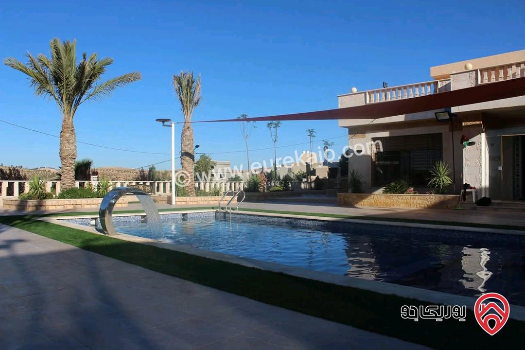 مزرعة مساحة البناء 220م على أرض 3400م مجهزة بالكامل للبيع داخل كومباوند خاص في المفرق