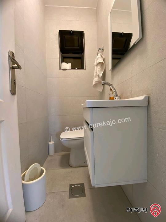 شقة مفروشة طابق أرضي مساحة 120م داخلي و 40م خارجي للإيجار في عمان - عبدون