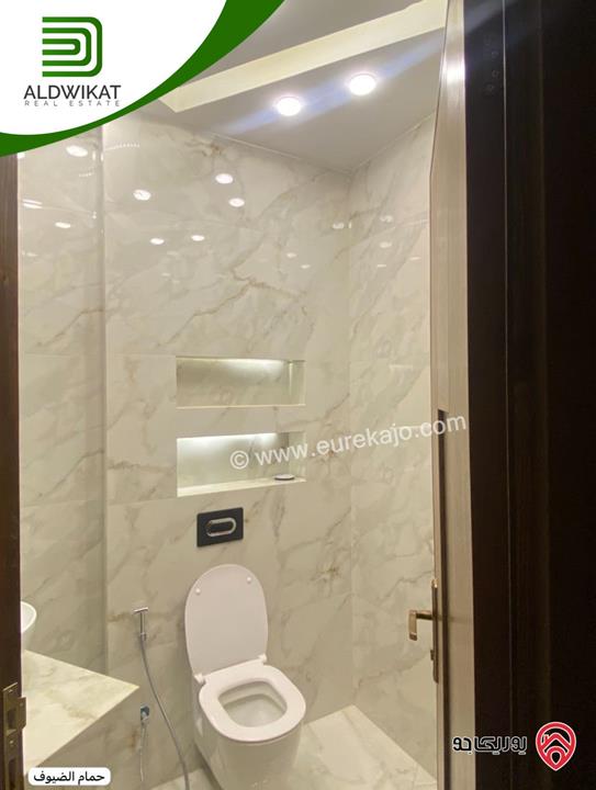 شقة مميزه للبيع في عمان - الجبيهة شبه ارضي اطلالة بانوراما على مطل الجبيهه مساحة البناء 192م ومساحة الترس 25م بلكونه 30م