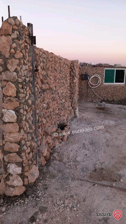 قطعة أرض مساحة 1 دونم تصنيف أ يوجد فيها بيت ريفي و 80 شجرة للبيع في المفرق - رحاب