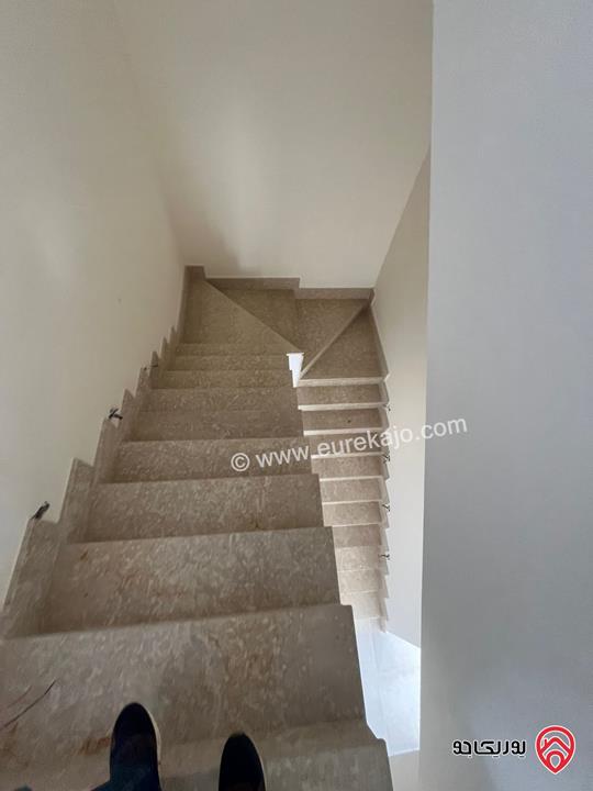 فيلا مساحة 700م على أرض 600م للبيع في عمان - دابوق باطلالة خلابة مع بركة سباحة