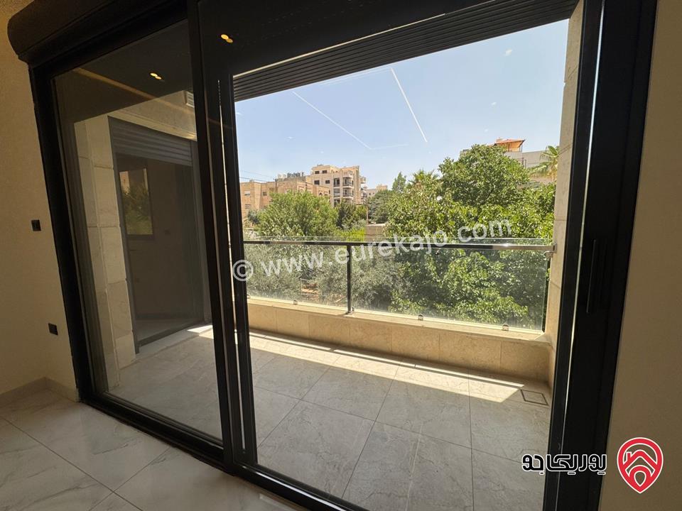 شقة للبيع في عمان - مرج الحمام / طريق المطار طابق ارضي مساحة البناء 230م ومساحة الترس 30