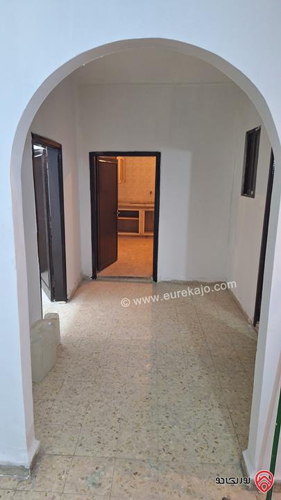 شقة للبيع في الزرقاء حي رمزي طابق ثاني مساحة 108 وسند تسجيل مستقل 