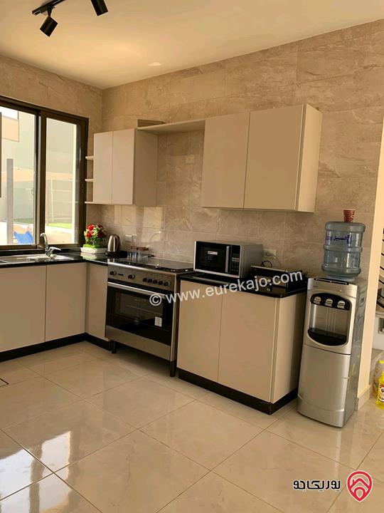 فيلا مساحة 700م على أرض 3 دونم و 512م للبيع في السلط