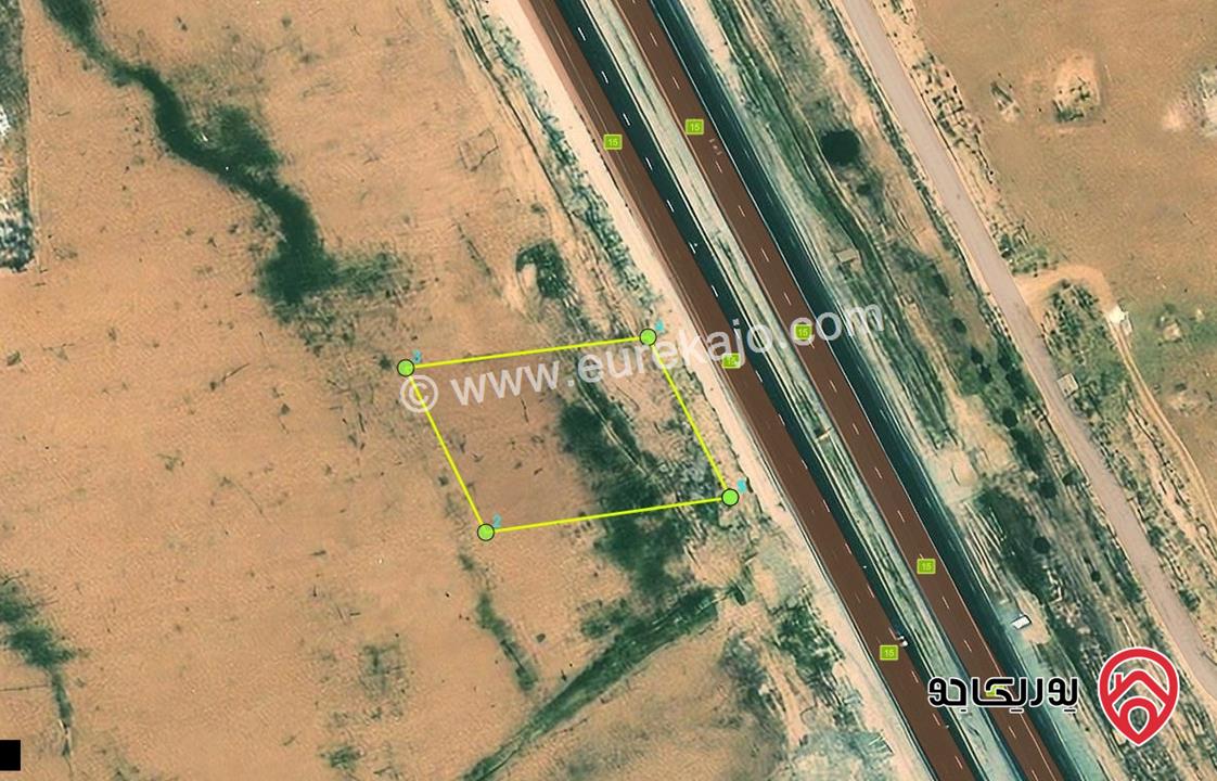 قطعة ارض مساحة 2572م للبيع على طريق عمان العقبة واجهة على شارع الرئيسي 45م وشارع جانبي 14م تصلح لمحطة شحن وايضا تصلح لاستراحه ومجمع تجاري او مصنع تبعد عن جسر المطار باتجاه العقبه 4 كيلو 