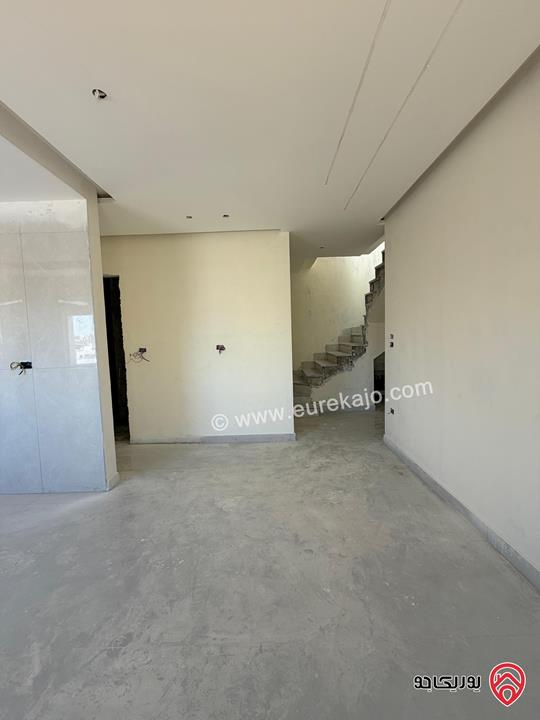 شقة طابق ثالث مع رووف مساحة 170م وترس 80م سوبر ديلوكس للبيع في عمان -  الجبيهة 