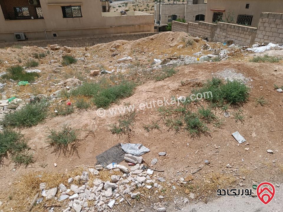 قطعة أرض على شارعين مساحة 327م للبيع في الزرقاء - الزواهرة
