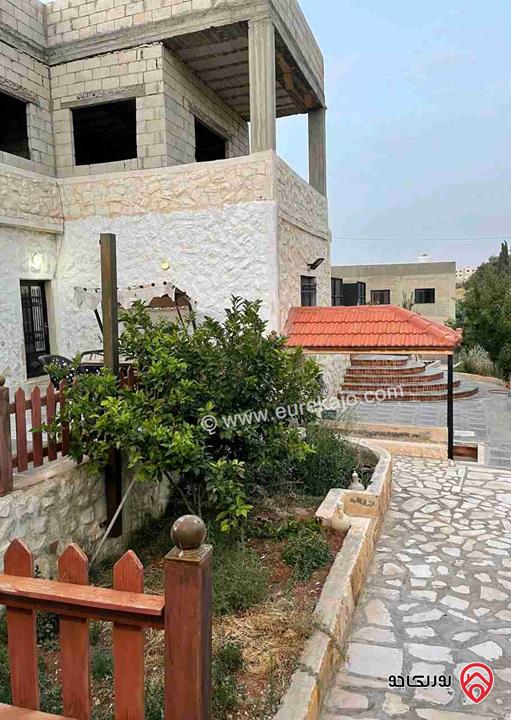 منزل طابقين مساحة 500م وأرض 1000م للبيع بسعر قابل للتفاوض في عمان - أم البساتين