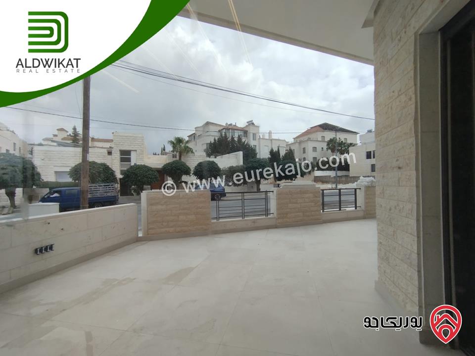 شقة للبيع في عمان - دابوق طابق ارضي مساحة البناء 190م ومساحة الترس 50م
