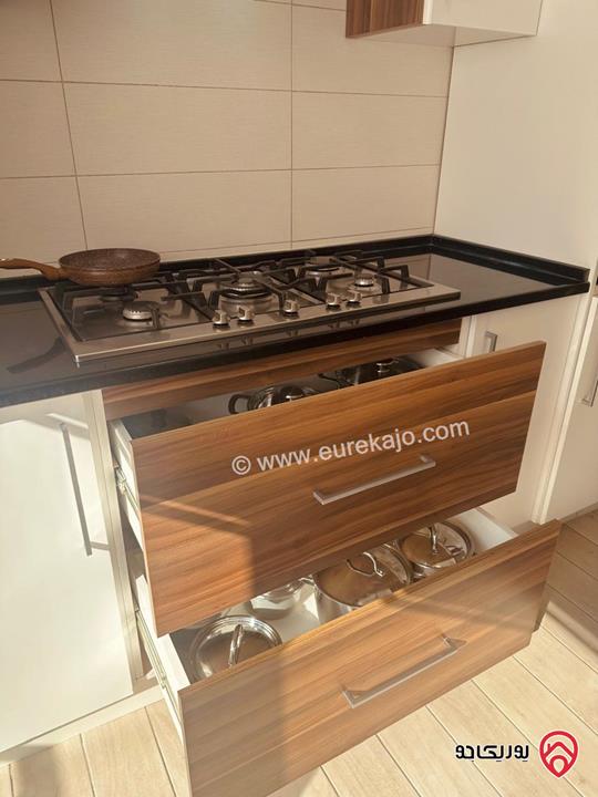 شقة فاخرة مفروشة طابق ثالث مساحة 107م للايجار في عمان - دير غبار