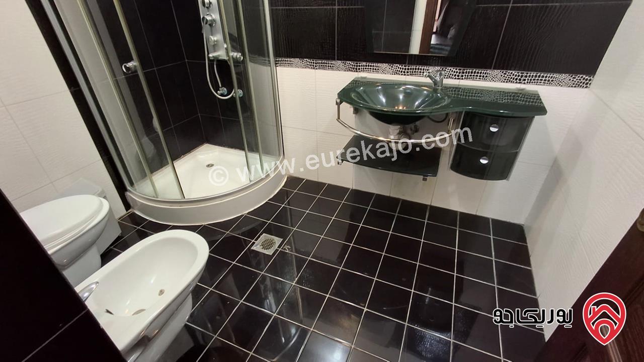 شقة فاخرة مفروشة طابق أخير مع روف مساحة 300م للايجار في عمان - الرابية