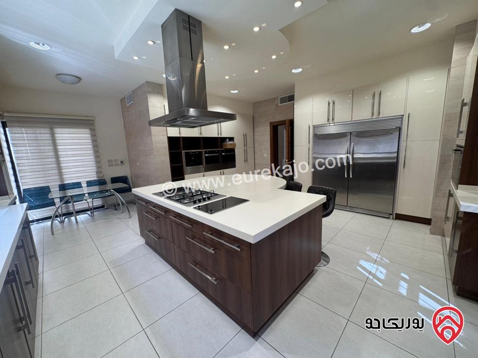 فيلا متلاصقة للبيع او للايجار في عبدون قرب الاسفاره الامريكيه مساحة الارض 500م ومساحة البناء 700م ومساحة الحديقة 200م موقع مميز واطلالة خلابة منطقة فلل واصل جميع الخدمات 