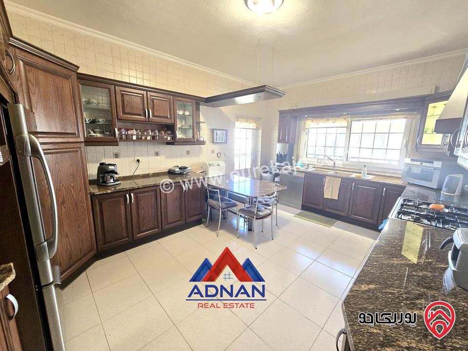 شقة فخمة طابق ثاني مساحة 222م مطلة للبيع في عمان - الرابية