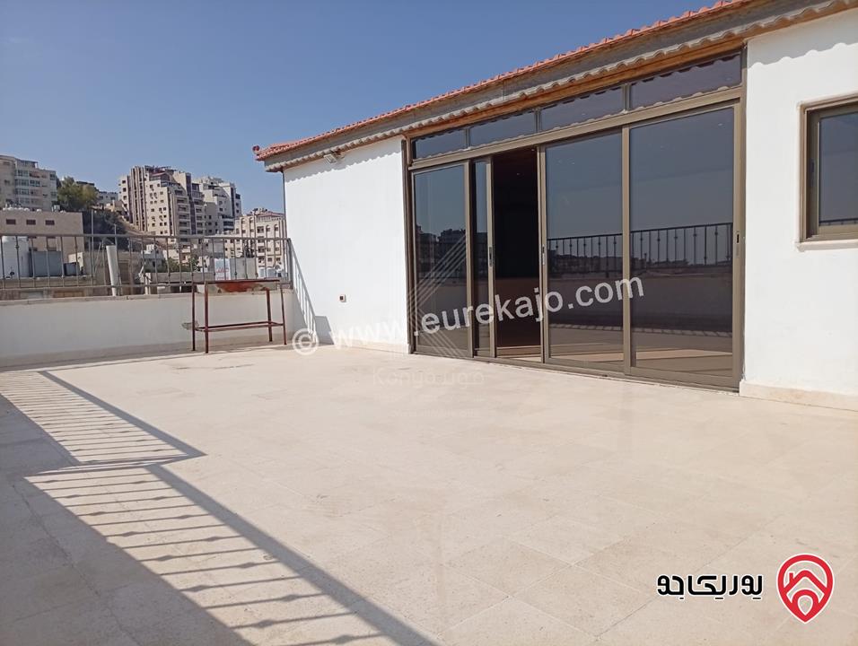 شقة فاخرة طابق اخير مع روف بمساحة داخلية 183م ومساحة الروف 140م للبيع في عمان - خلدا