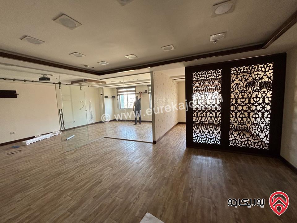 مكتب مميز مساحة 102م للايجار او للبيع في عمان - السابع منطقة حيوية جدا جاهز للاستعمال ديكور كامل