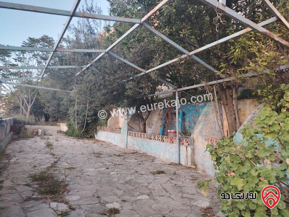 قطعة أرض تجارية مساحة 961م عليها بيت طابقين للبيع في السلط على الشارع الرئيسي مباشرة