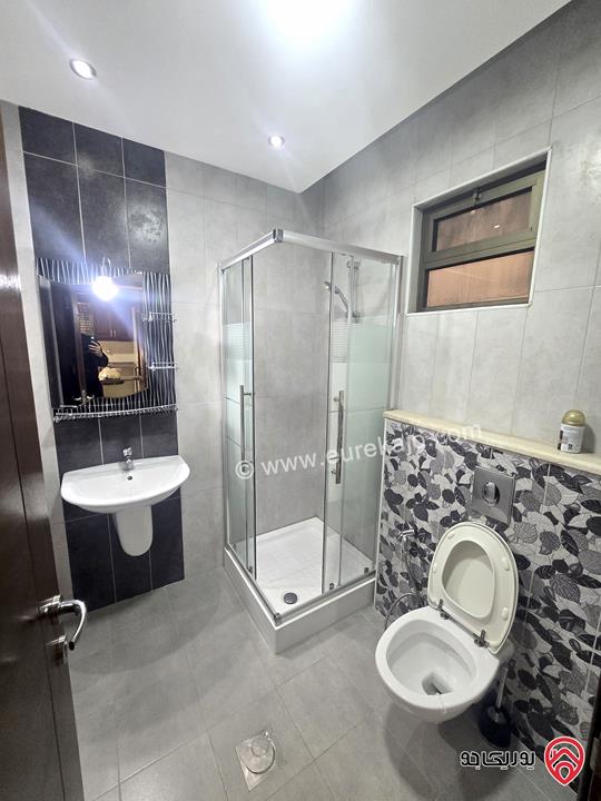 شقة شبه ارضي مساحة 140م داخلي و 130م خارجي للإيجار الفارغ في عمان - الرابية